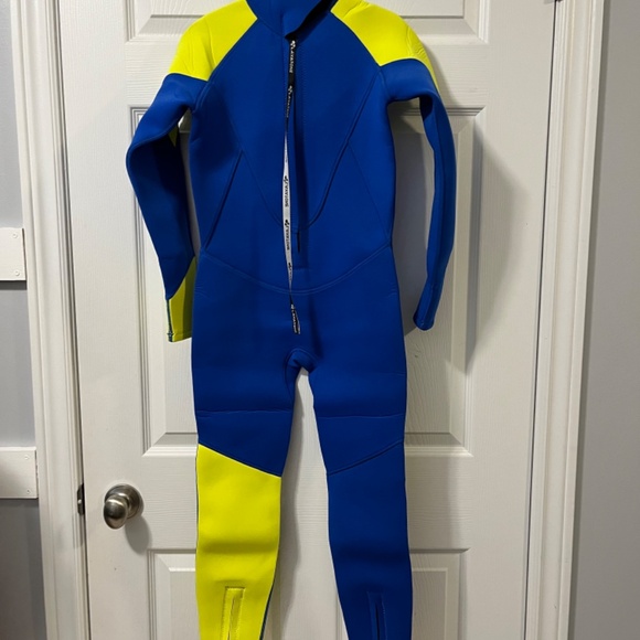 Youth Wetsuit Size 13-14 - Picture 2 of 3